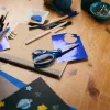Olló, iskolai, 18 cm, balkezes, FISKARS, csillámos kék (IF1067862)