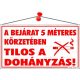 Információs tábla, 22,5x12,5 cm, A bejárat 5 méteres körzetében tilos a dohányzás! (LUIN013)