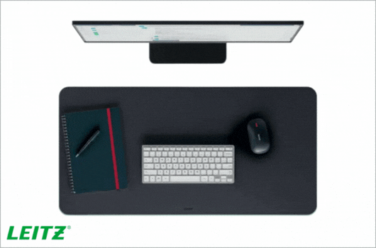 LEITZ könyökalátét modern irodai asztalon billentyűzettel, egérrel és jegyzetfüzettel