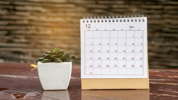 Az asztali naptár beszerzése előnyös, ha az irodában könnyen elfelejted a határidős feladatokat.