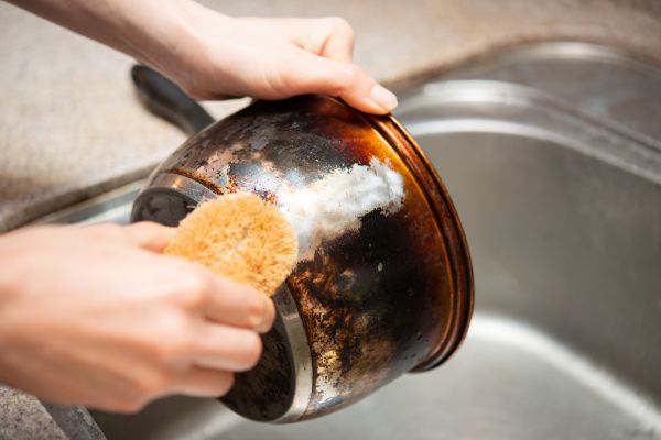 A sütő-főzőedények tisztántartása is alapvető folyamat a hosszútávú konyhai munkában.